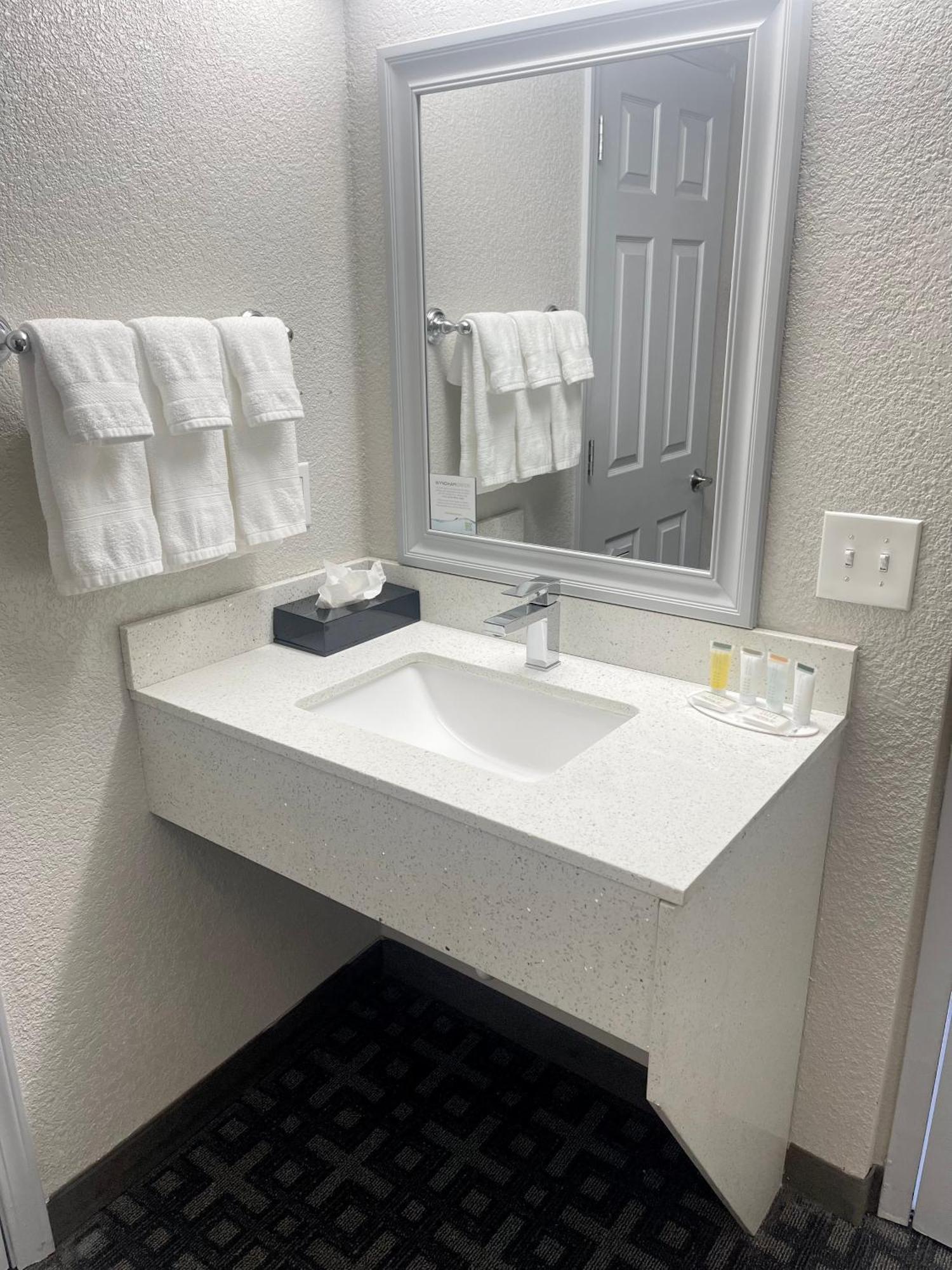 Days Inn & Suites By Wyndham Spokane Extérieur photo