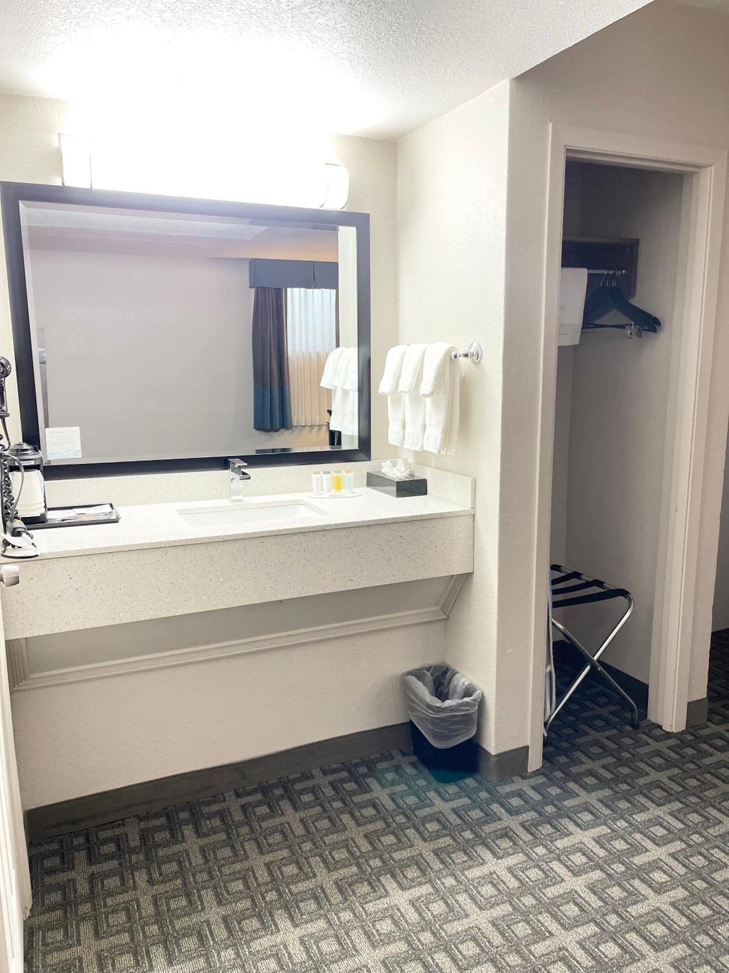 Days Inn & Suites By Wyndham Spokane Extérieur photo
